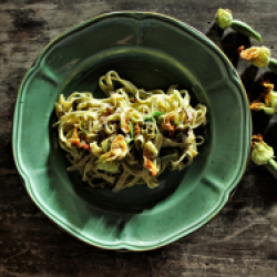 Tagliatelle all'erba cipollina, fiori di zucchina, zucchine novelle, pancetta tesa affumicata e formaggio erborinato di capra-Barone d.o.o.
