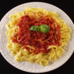 Frische Nudeln mit Tomatensauce - »PUMMAROLA«-Barone GmbH